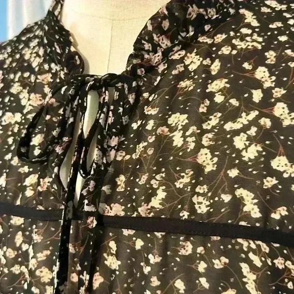 Ava James 3X Flowy Floral Top. 
3/4 Sleeve. 
Womens. 
Sheer up top - Picture 2 of 10
